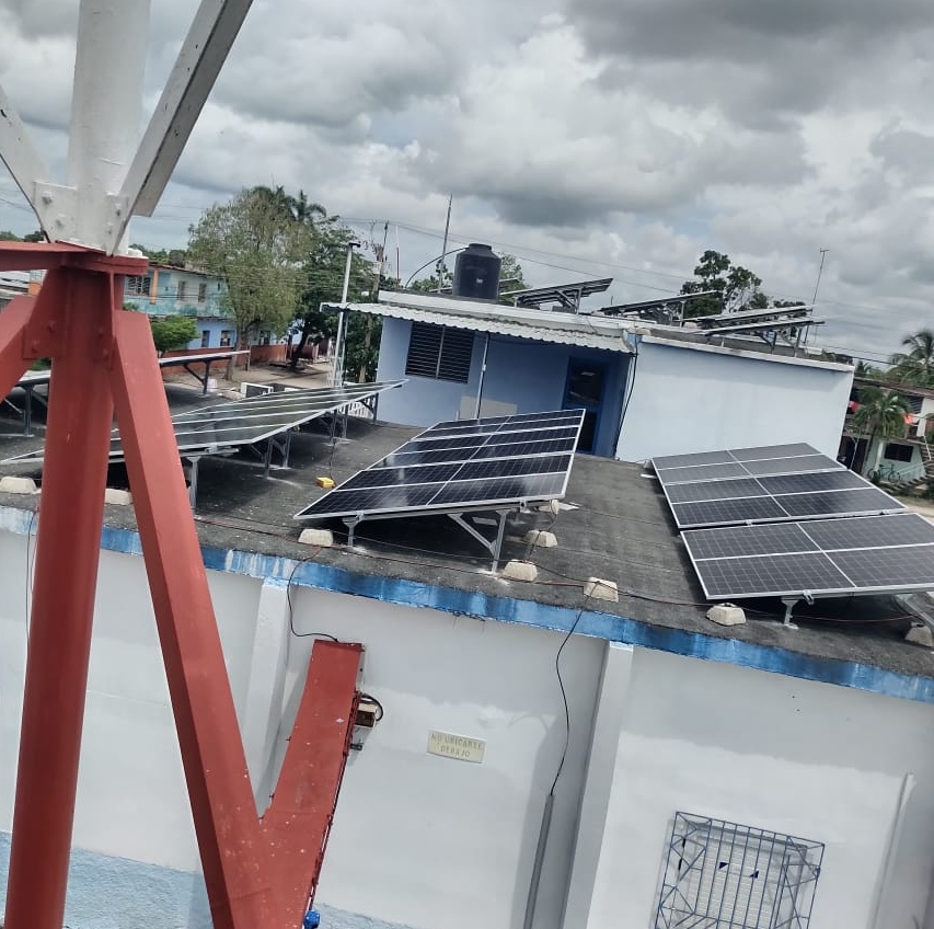 MaytinManuel's tweet photo. Pone en funcionamiento @ETECSA_Cuba 🇨🇺 en Las Tunas otro Sistema Fotovoltaico 🪫, esta vez en el municipio #Jobabo, garantizando así independencia energética 💪 en este Centro de Telecomunicaciones ☎️📶📱. @taniavel76 @llopiz_m @ToroOdalys @AlonsoSybel @fitocu https://t.co/ks8xMHeqvc