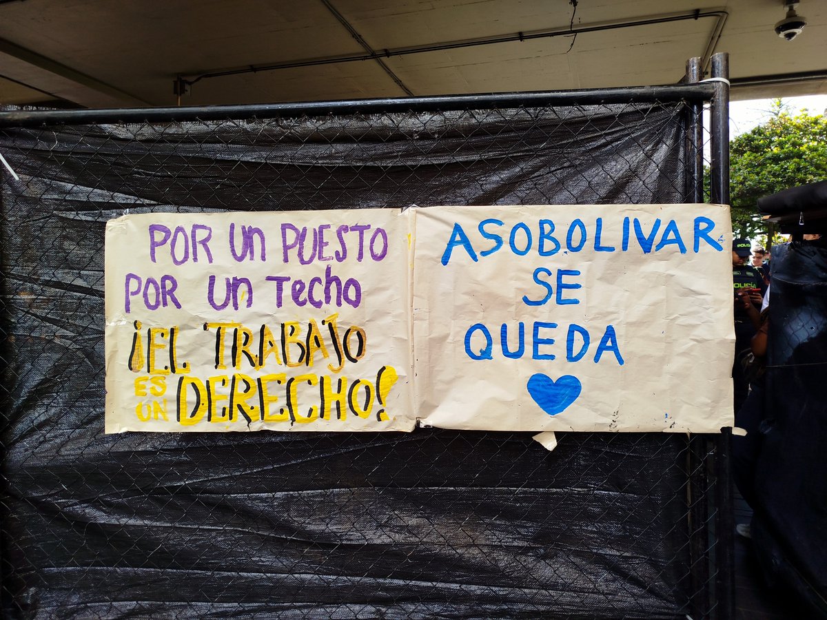 IPCoficial's tweet photo. #Medellín | 🚨 ¿La ciudad para quién? A esta hora, vendedores informales del Parque Berrío protestan contra los cerramientos y la falta de concertación en el proceso de reubicación derivado de las obras de remodelación que adelanta la Alcaldía de Medellín.

Aseguran que en el lugar se construirá un centro comercial que beneficiará a intereses privados, mientras se pone en riesgo la economía popular y el mínimo vital de cientos de vendedores que trabajan y dependen de este sector.