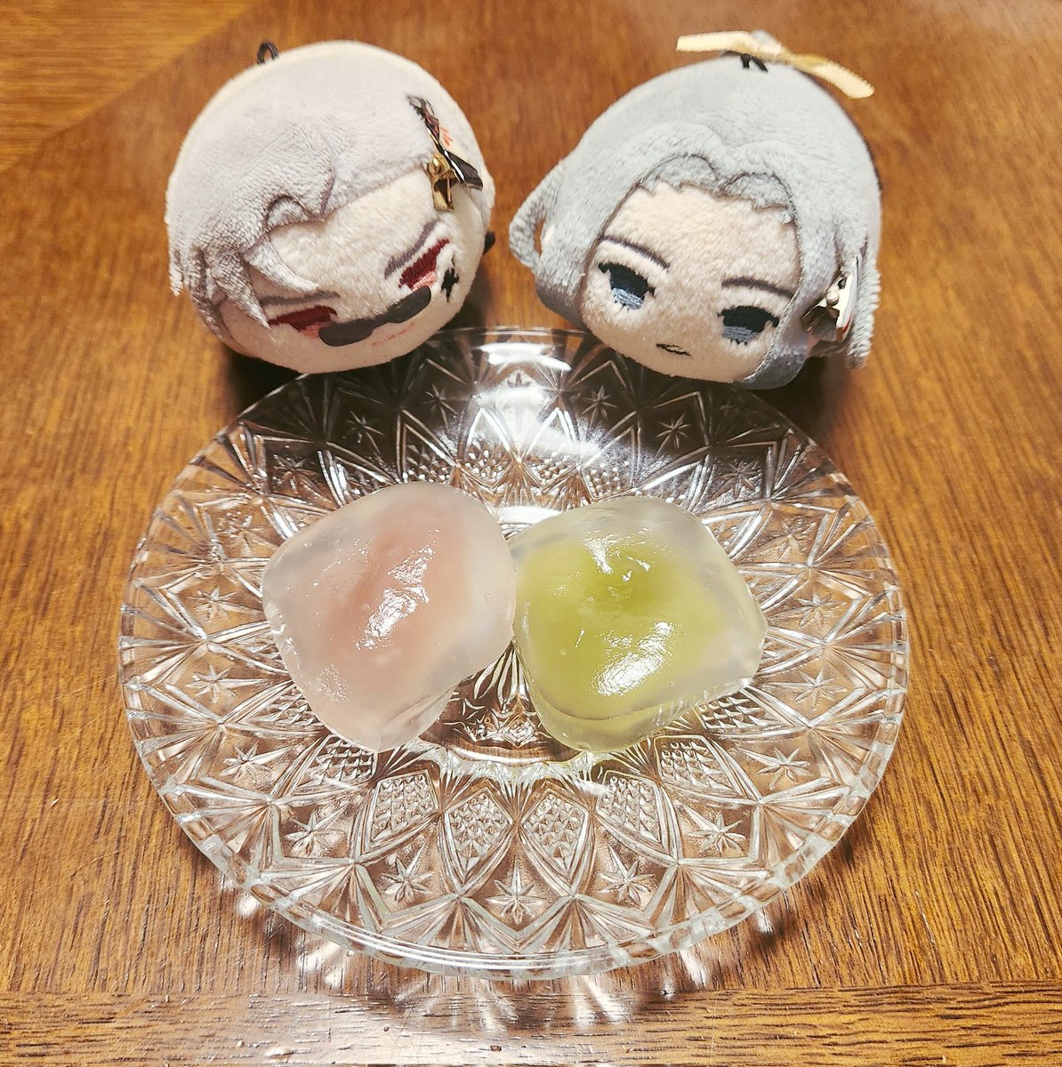 umbrella__drop's tweet photo. 本日七夕ですが、七夕のシール貼られて売られてたぶどう餡の水まんじゅうをもちにあたえてました。 https://t.co/ejzJrWLJp8