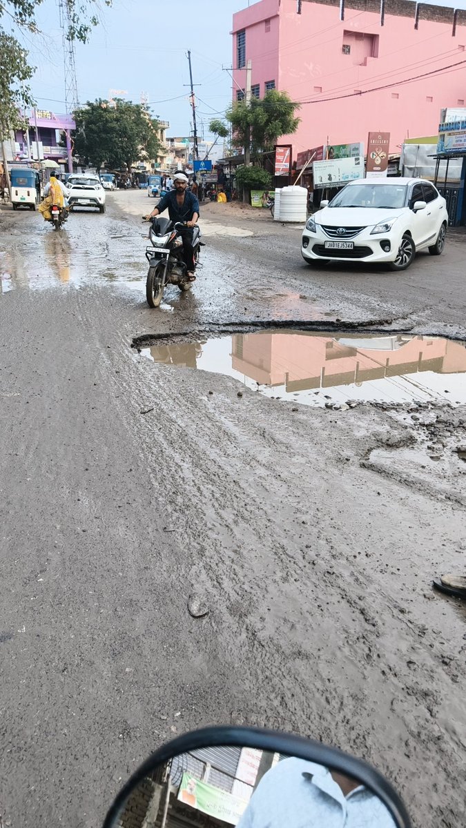 Southern_sect's tweet photo. मेदिनीनगर नगर निगम क्षेत्र के बैरिया चौक के समीप पड़वा-  औरंगाबाद मुख्य पथ पर बड़े बड़े तकरीबन 2 से 3फीट के गड्ढे हो चुके है जो कि आने वाले दिनों में भयंकर सड़क दुर्घटना का कारण बनेंगे, मैं माननीय विधायक, मंत्री,मुख्यमंत्री ओर जिलाधिकारी से निवेदन करता हु सड़क दुरुस्त किया जाय। https://t.co/fNcMe0vUdF