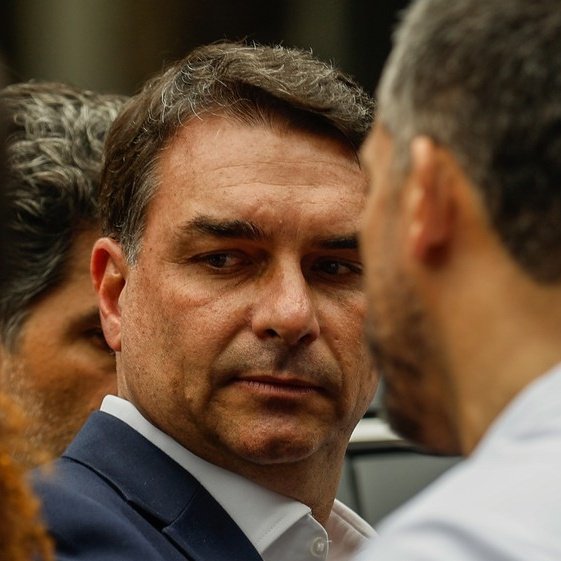 NP__Oficial's tweet photo. Rogéria Bolsonaro, mãe de Flávio e Eduardo é suplente de alvo da PF investigado por lavagem de R$ 7,6 bilhões

"Deus, Pátria, Família e... R$ 7,6 bilhões lavados em postos de gasolina?" ⛽🤔

A PF bate na porta do aliado de Flávio Bolsonaro, e a mãe do senador, Rogéria Bolsonaro, é a suplente oficial do homem. É impressionante como o discurso de "cidadão de bem" da extrema-direita não sobrevive a uma única operação policial

O verdadeiro partido deles é o dinheiro

Compartilhe se você puder