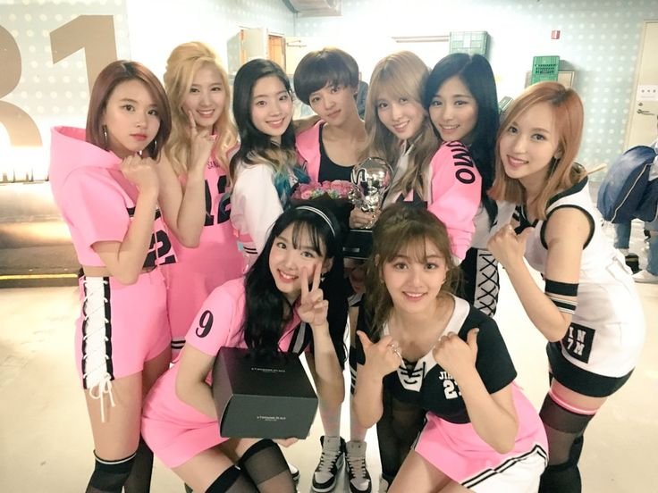 spirtedway's tweet photo. sana reflexiona sobre los últimos 10 años con twice y mira con ilusión los próximos 10 años:

“fueron días muy valiosos para nosotras. aunque todas estábamos físicamente agotadas y casi no recordamos haber descansado durante el último año, éramos felices. da un poco de miedo lo rápido que han pasado estos 10 años de twice. me siento orgullosa, pero también asustada. creo que los próximos 10 años pasarán igual de rápido”.

cr. godmitzu