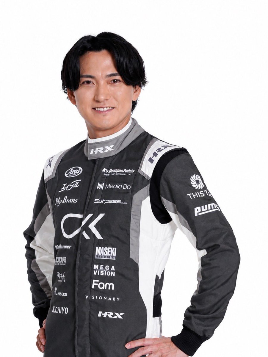 chiyokatsumasa's tweet photo. 帰国しました🇬🇧✈️
そしてすぐに新作リリースです💦

今年は、新しいパーソナルスーツに合わせて作りました👕ぜひお揃いで着ましょう！

予約期間：7月12日（日）まで
詳細はこちら✅
https://t.co/qhuQmI0j6Q #SUPERGT #CK https://t.co/KyzKP6Klq1