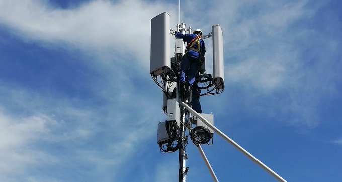mayrelisgonzal7's tweet photo. Las radiobases  📡que sostienen la red de telefonía ☎️📱necesitan energía 🔌⚡️. La situación con el combustible ⛽️existente en #Cuba 🇨🇺limita el respaldo, impactando negativamente en  las telecomunicaciones. Trabajamos para reducir estas afectaciones. #EtecsaConCuba #Mayabeque https://t.co/0SDPC7pp9N