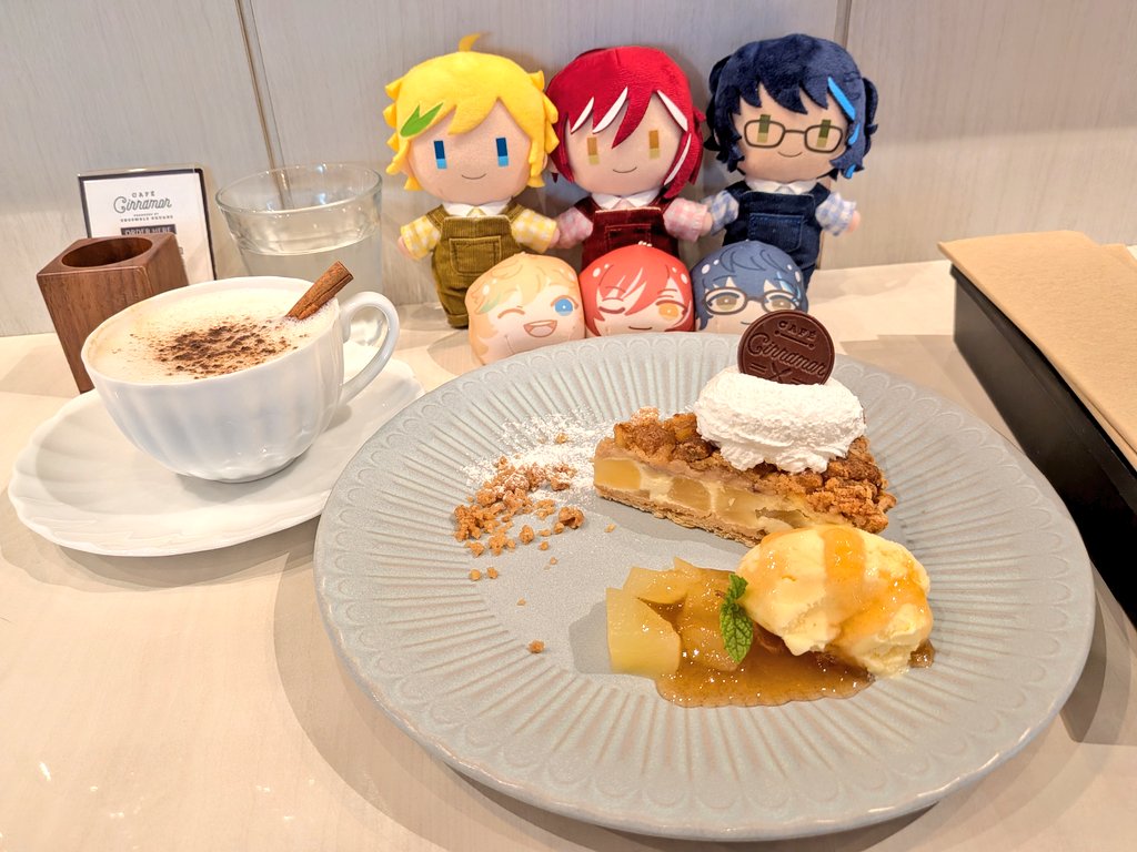 I_need_tokimeki's tweet photo. すいません、他界隈なんですけど折角カフェ活したのでお写真載せさせてください😊

こちらはカフェシナモンにて☕
初めての来店も誕生日でした🎉
いつもテイクアウトしてた大好きなアップルパイを食べられて満足です🍎🍏
シナモンが大好きで、チャイもとっても美味しかったです～❣️ https://t.co/OvoFZzWuRn