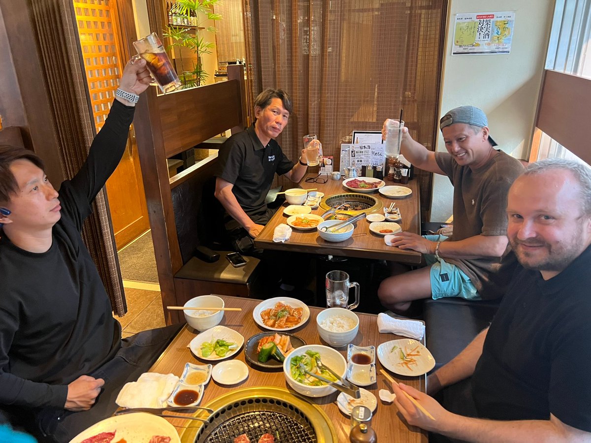 Mrcleaning11's tweet photo. 今回で日本は5回目ですが、今日が一番楽しい一日でした。

日本のお掃除コミュニティの皆さん、温かく迎えてくださり、プレゼントや美味しい食べ物まで本当にありがとうございました！！とても驚きました😳

いつかノルウェー🇳🇴に来たら、今度は僕がおもてなしします！！

心から感謝しています🙇‍♂️ https://t.co/bHBkhPBeeP