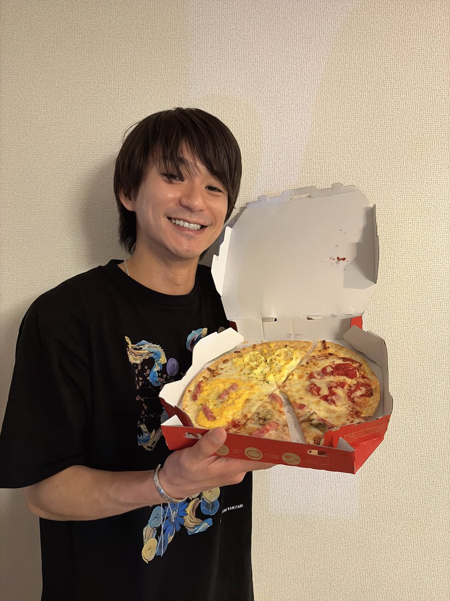 SYOGOYOSHIDAda's tweet photo. 今日はとーるのお家でピザを食べます。
七夕だね🎋 https://t.co/OLHf4S0Ehf