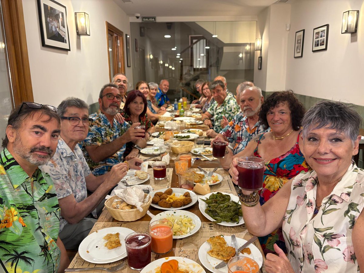 ALBOR_Cadiz's tweet photo. El pasado sábado 27 disfrutamos de una cena de convivencia en @tiodelatiza, en el barrio de La Viña, con una divertida temática hawaiana. 🌴
💙 Gracias a todo su personal por la atención y el trato recibido. ¡Una noche para recordar!
#ALBOR #Cádiz #LaViña https://t.co/BxNkTs4E0M