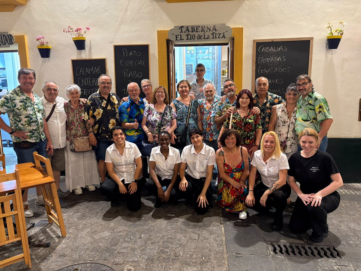 ALBOR_Cadiz's tweet photo. El pasado sábado 27 disfrutamos de una cena de convivencia en @tiodelatiza, en el barrio de La Viña, con una divertida temática hawaiana. 🌴
💙 Gracias a todo su personal por la atención y el trato recibido. ¡Una noche para recordar!
#ALBOR #Cádiz #LaViña https://t.co/BxNkTs4E0M