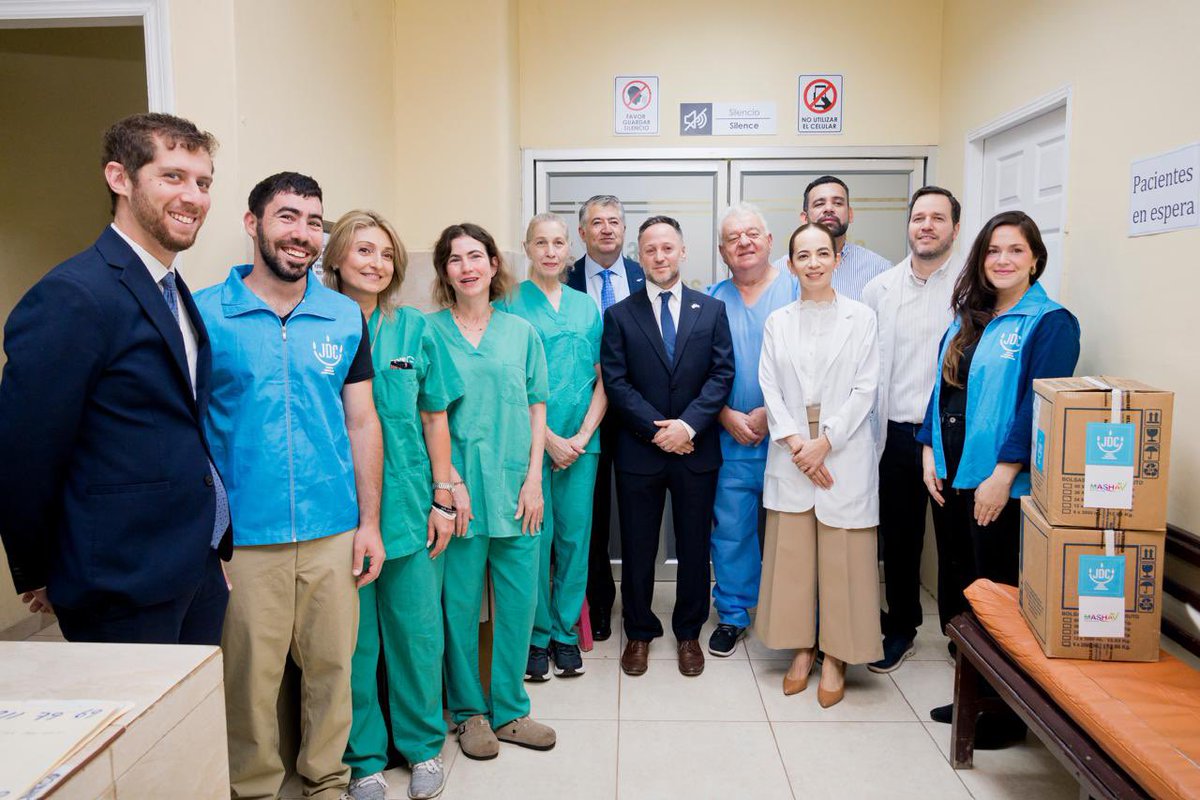 Nadavgoren's tweet photo. Desde muy temprano ayer, la brigada médica israelí comenzó a realizar cirugías oftalmológicas que devolverán la vista en el Hospital San Felipe, llevando esperanza y una nueva oportunidad a pacientes de todo Honduras.

Fue un honor inaugurar oficialmente esta misión humanitaria junto al Ministro de la Presidencia, Juan Carlos García, al Viceministro de Salud, Dr. Eduardo Midence, y al dedicado equipo médico del Hospital San Felipe.

Generando un impacto real gracias a la sólida alianza entre @MASHAVisrael, @TheJDC y @sheba_medical. 🤝🇮🇱🇭🇳