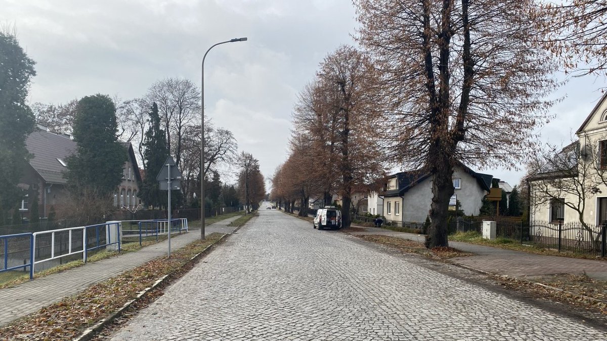 delestoile's tweet photo. 🇵🇱 Wieruszów. Policjanci zoostali wezwani do kłótni między dwoma obywatelami Gruzji. 23-latek podczas szarpaniny z 24-letnim kolegą chwycił kawałek rozbitej szyby i ranił go. Obaj byli w chwili zdarzenia trzeźwi. Sprawca został zatrzymany i dostal zarzuty. Grozi mu do 5 lat. https://t.co/ueOt31tVd8