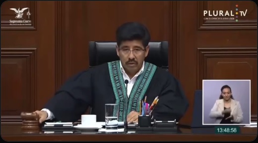 LaRealnoticia's tweet photo. ⭕🇲🇽 🚨 Por unanimidad, el Pleno de la Suprema Corte invalidó la auditoría estatal realizada por la Auditoría Superior del Estado de Guerrero (ASE) sobre el ejercicio de 898.6 millones de pesos (recursos del Fondo de Aportaciones para la Infraestructura Social Municipal - FAISMUN) durante la administración de Abelina López Rodríguez como presidenta municipal de Acapulco.

▶ La Corte determinó que la ASE de Guerrero no tiene competencia para fiscalizar directamente recursos de origen federal ejercidos por los municipios. Esa facultad exclusiva corresponde a la Auditoría Superior de la Federación (ASF), según los artículos 74 y 79 de la Constitución.

▶  Se declararon inválidos el Informe Individual de Auditoría (2023-C-CIF-01-002-2024) y el oficio con el que la ASE requirió información y promovió responsabilidades.

🟥 Como consecuencia, quedan sin efecto cualquier sanción o procedimiento estatal contra Abelina López por negarse a entregar la información.

⛔ ¿Qué pasa con los 900 millones?
La resolución no cierra el caso. La SCJN aclaró explícitamente que la fiscalización e investigación siguen abiertas por la vía federal a través de la ASF. El dinero no se “perdona”; simplemente la auditoría local era la que no procedía.

▶ Abelina López (con licencia para buscar la gubernatura de Guerrero) promovió controversias constitucionales argumentando precisamente esta falta de competencia estatal, y la Corte le dio la razón.