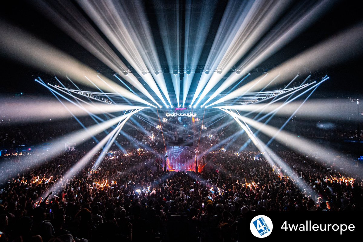Robelighting's tweet photo. Out with 4Wall Europe on a #TourShotTuesday for the Kaytranada tour with a complete lighting and video package featuring @Robelighting FORTE &amp; MegaPointe luminaires.

#robelighting #4wall #concertlighting #robeontour https://t.co/UNpPU6kuUR