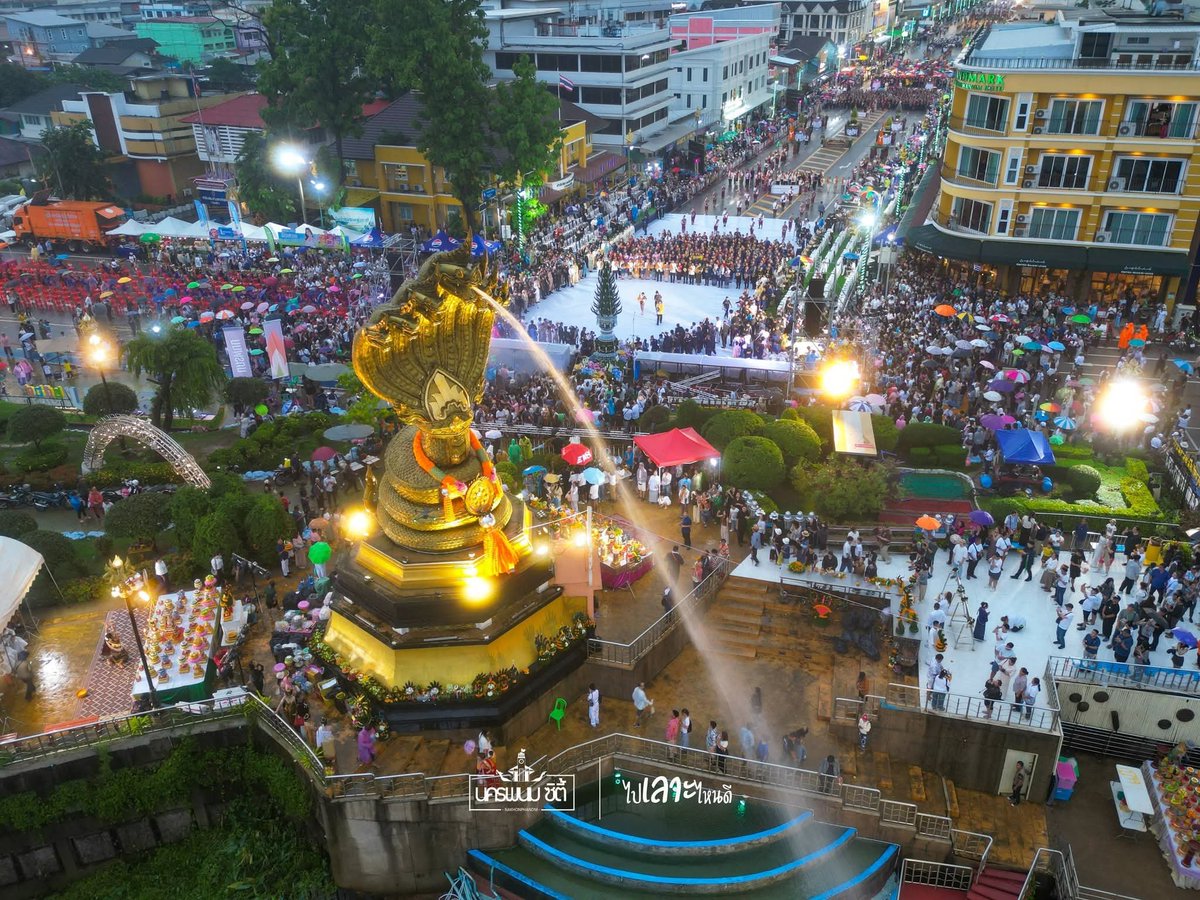 Campai_'s tweet photo. มุมสูงคนเยอะมาก 

#อิงฟ้าบวงสรวงพญาศรีสัตตนาคราช https://t.co/0S0XKDy0Id