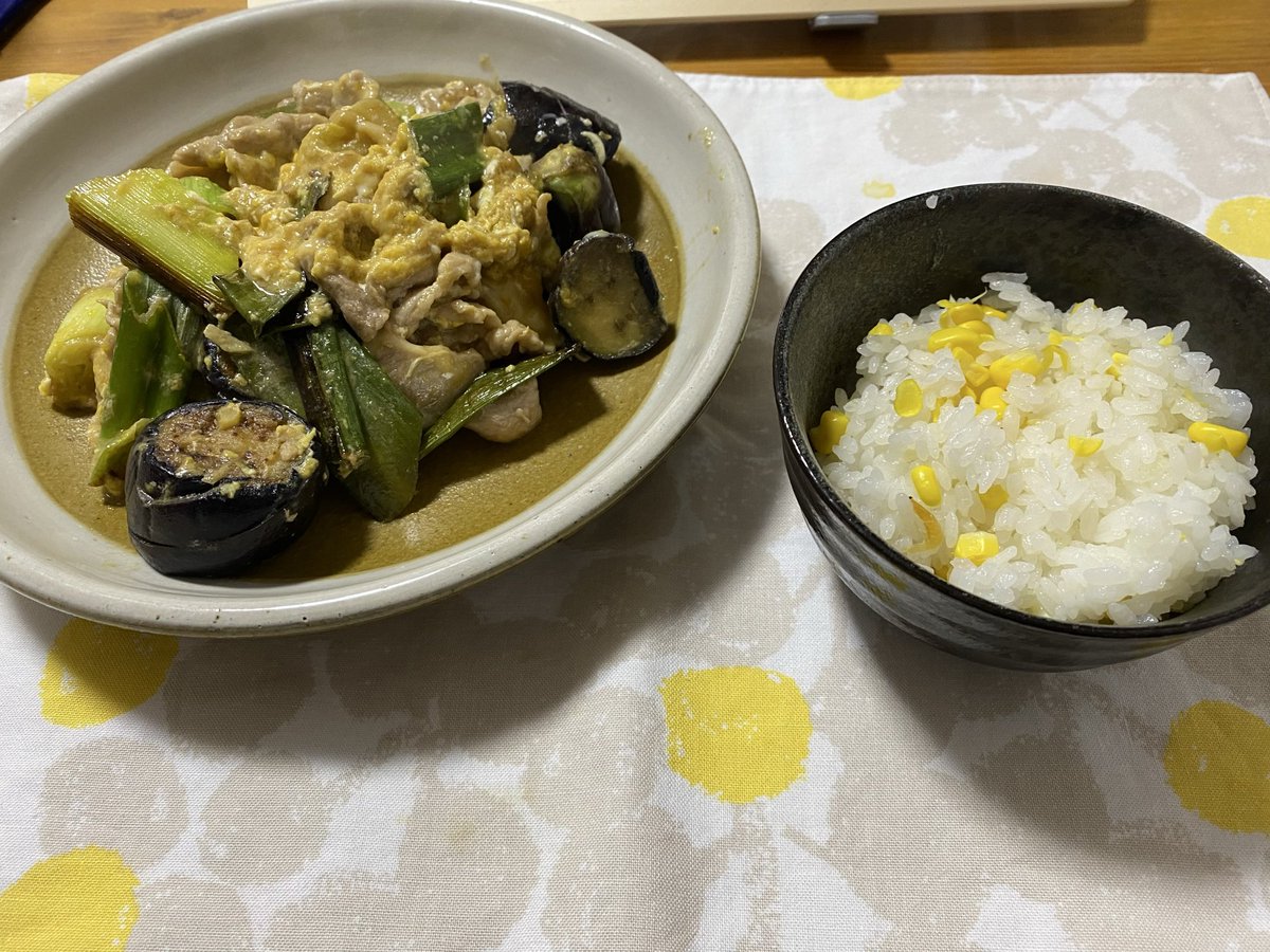 uniigosauna's tweet photo. そういえば今日は兄が40歳になったようです。そんな日にとうもころしご飯(とうもろこしご飯)と余り物モリモリ炒めを作りました。おやすみなさい https://t.co/G1YY14OWi9