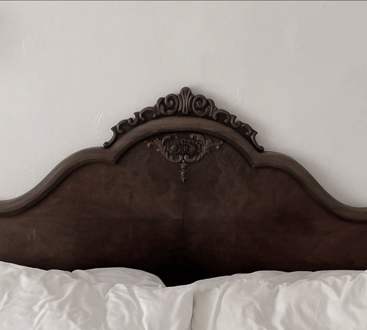glirttery's tweet photo. dark wood furniture is so chic https://t.co/dBGoSs327z