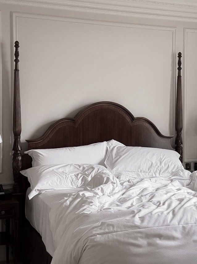 glirttery's tweet photo. dark wood furniture is so chic https://t.co/dBGoSs327z