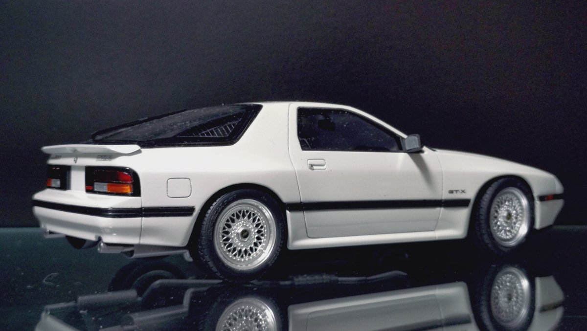 odacy_factory's tweet photo. #セブンの日
#アオシマ
#FC3S
セブンと言えばやっぱFC派なオイラです。
白：前期でグンちゃん仕様でモデルカーズでの作例。鈴鹿→東京の走行シーンはカッコ良かったなーと。

赤：プライベートでの作品で、イニDのキットベースで、当時の首都高にいそうなイメージで製作したもの。 https://t.co/6ZrLInNaos