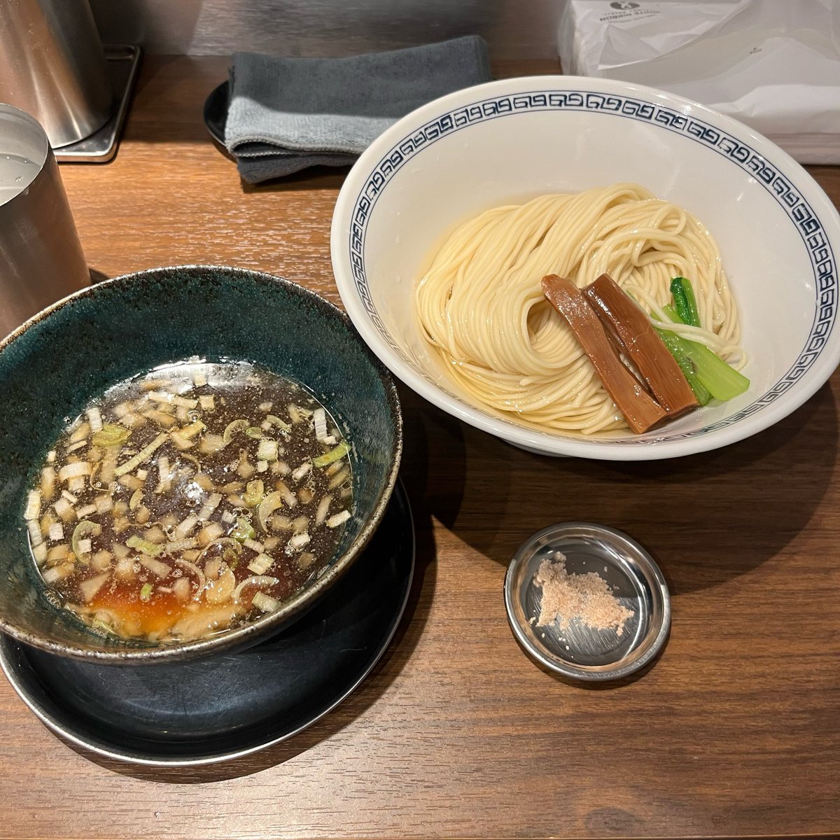MIYAKOCHOUCHO's tweet photo. けふもらーみぇん
ラーメン食べすぎてるしつけ麺にしてみるかぁ〜(胃袋の中に入れば同じ)
塩で食べるのうみゃい
#本日のラーメン
#つけ麺
#number9
#ナンバーナイン
#昆布水つけ麺 https://t.co/R60dsotxSM