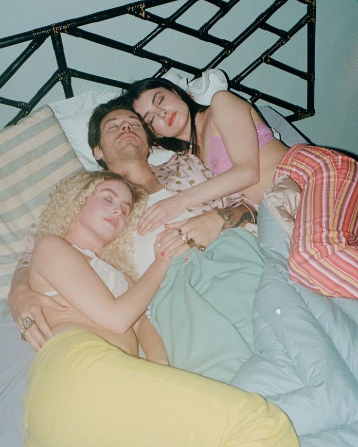 satelitesapphic's tweet photo. Me harry and Zoë if the universe liked me more https://t.co/fchArHD2gg