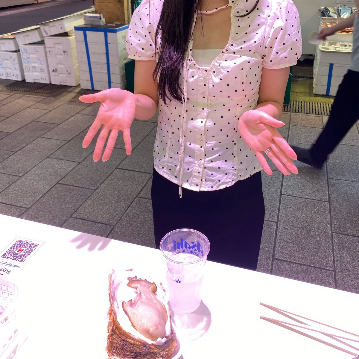 Da_iCE_AYURI's tweet photo. ちゃんと大好物の🦪食べてから参戦した！1人金沢たのしかった〜おばちゃんが撮ってくれた🦪ツーショ意味わかんない光飛びしてくれていとおし、、 https://t.co/bfjc4ExriM