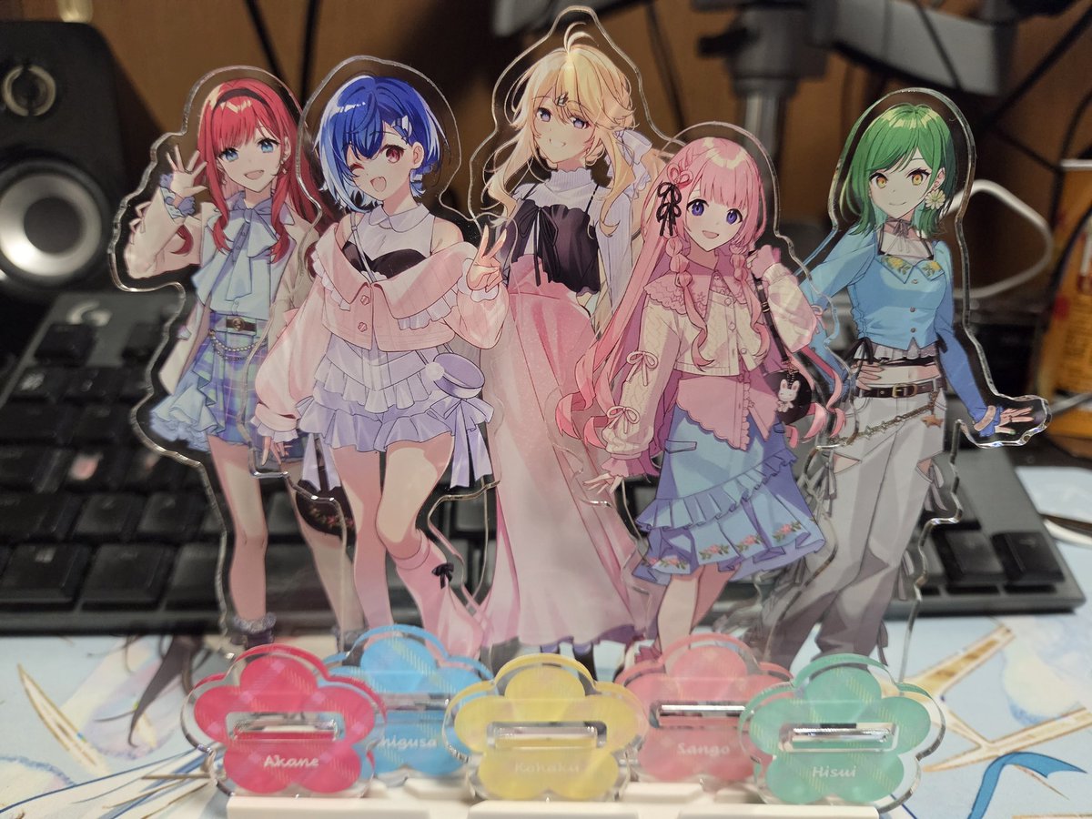 TaMu__'s tweet photo. ダイソーで買ったアクスタ用スタンドめちゃくちゃ良いね。すごいきれいに飾れるぞ。 https://t.co/dQdSuO9JNn