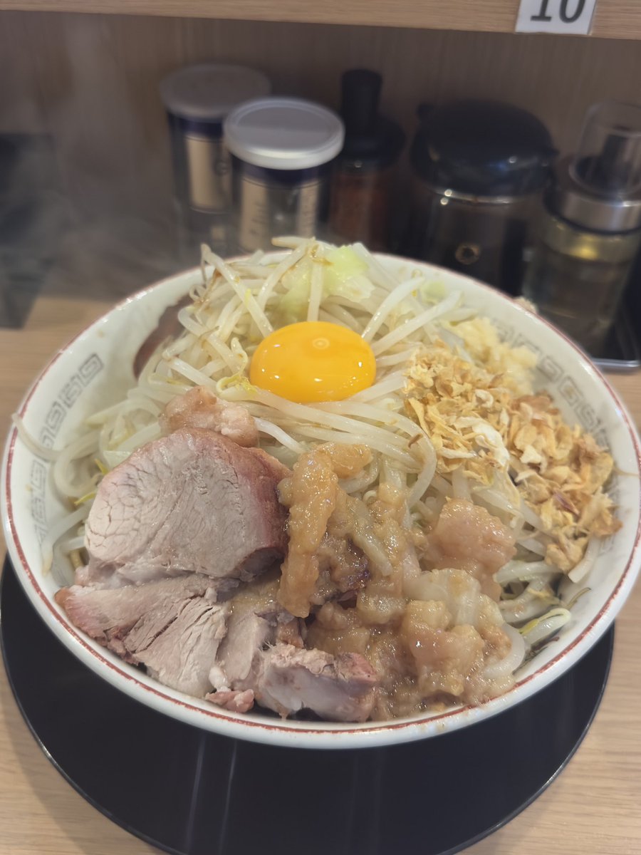 churu_emit's tweet photo. 行ってきた🍜✨️
コンディションを万全に整えて、人生初の全マシに挑戦‼️ビビってたけど、食べれてしまいましたねぇ…増えたのが野菜だけなので心なしかいつもより食後爽やかでした🥗✨️
極限までお腹空かせて食う二郎が最高に幸せなんだよな サウナ好きな人とかこういう気持ちなんかな https://t.co/hq3bKqpo8z