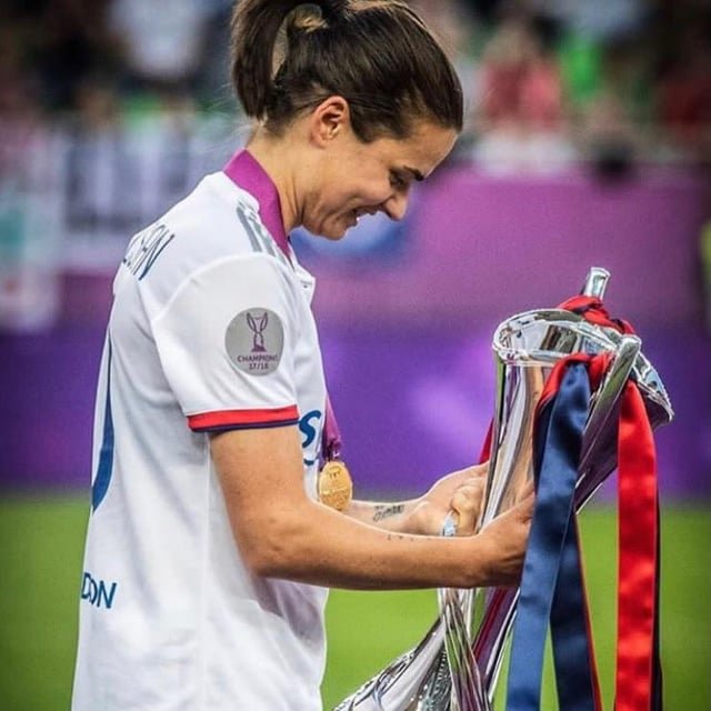 mundopelotanet's tweet photo. 🥹🇩🇪 Dzsenifer Marozsán anunció su RETIRO del fútbol profesional a sus 34 años.

Cuelga los botines tras 19 temporadas de trayectoria y 23 títulos ganados entre clubes y selección. Entre ellos, 6 de UWCL y 1 de la Eurocopa.

Se despide uno de los mayores talentos en la historia del fútbol femenino.