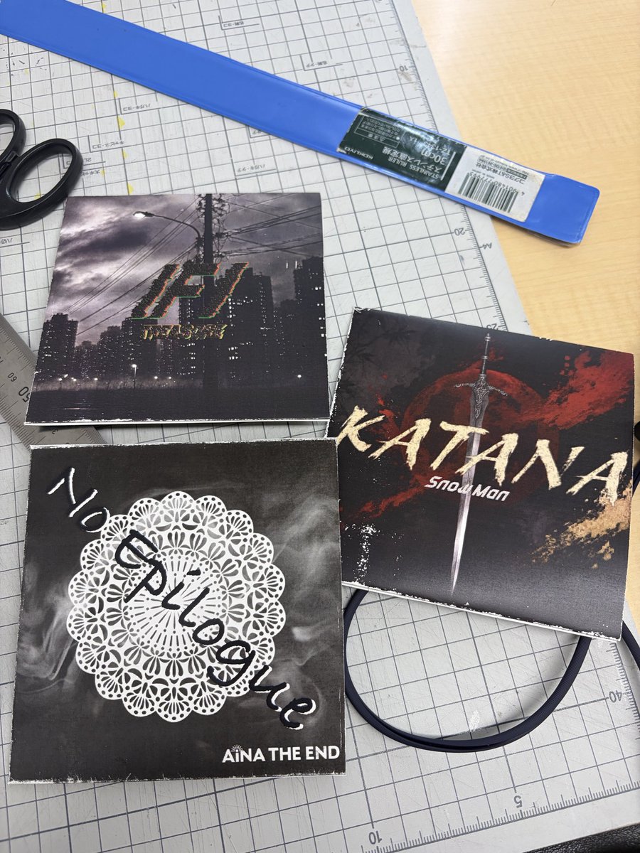 ESP_STAFF_FK's tweet photo. 今日のつぶやき💿

デザインの授業で既存の曲のCDとそのジャケ写のレイアウトを考えてつくったよー💭自分は大好きなSnow Manの「KATANA」で作りました🗡🎶

 #音楽学生 
 #ESPエンタテインメント福岡 https://t.co/63jvC5JEeV