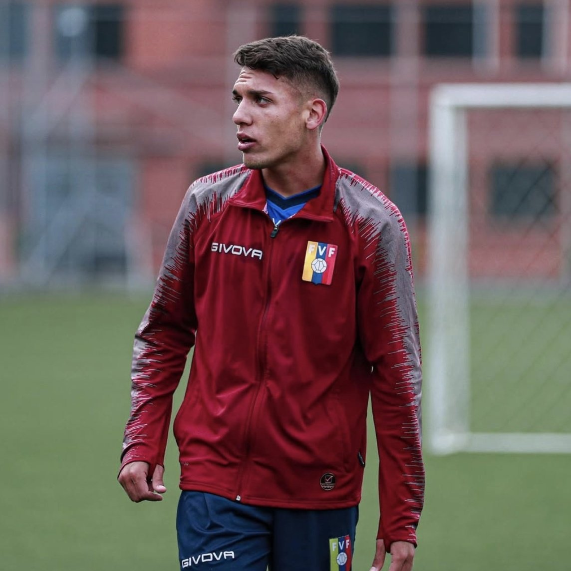 jairspineda's tweet photo. El joven futbolista, campeón de @LigaFUTVEJunior con @JuvenilesCFC, y ex Vinotinto, David Useche, perdió a su madre y su residencia en La Guaira, a raíz del terremoto

Abrió un Gofundme para reunir fondos y poder iniciar una nueva vida

https://t.co/v78ZGOGTeN https://t.co/e1a2fbQj85