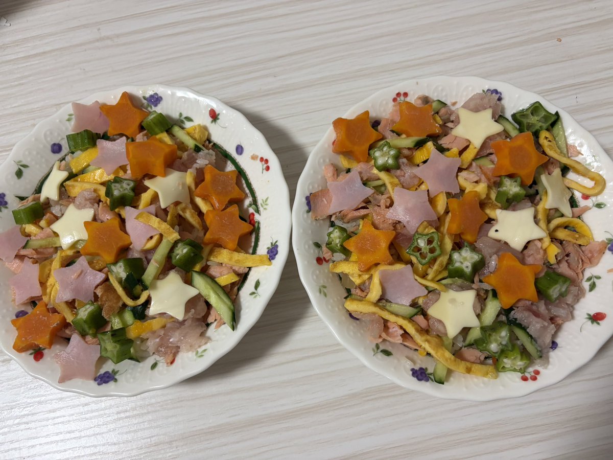 SNesK15's tweet photo. 星だらけ七夕ごはん作った
思いのほか時間かかった
あと錦糸卵厚すぎ https://t.co/bvpY2fjlIu