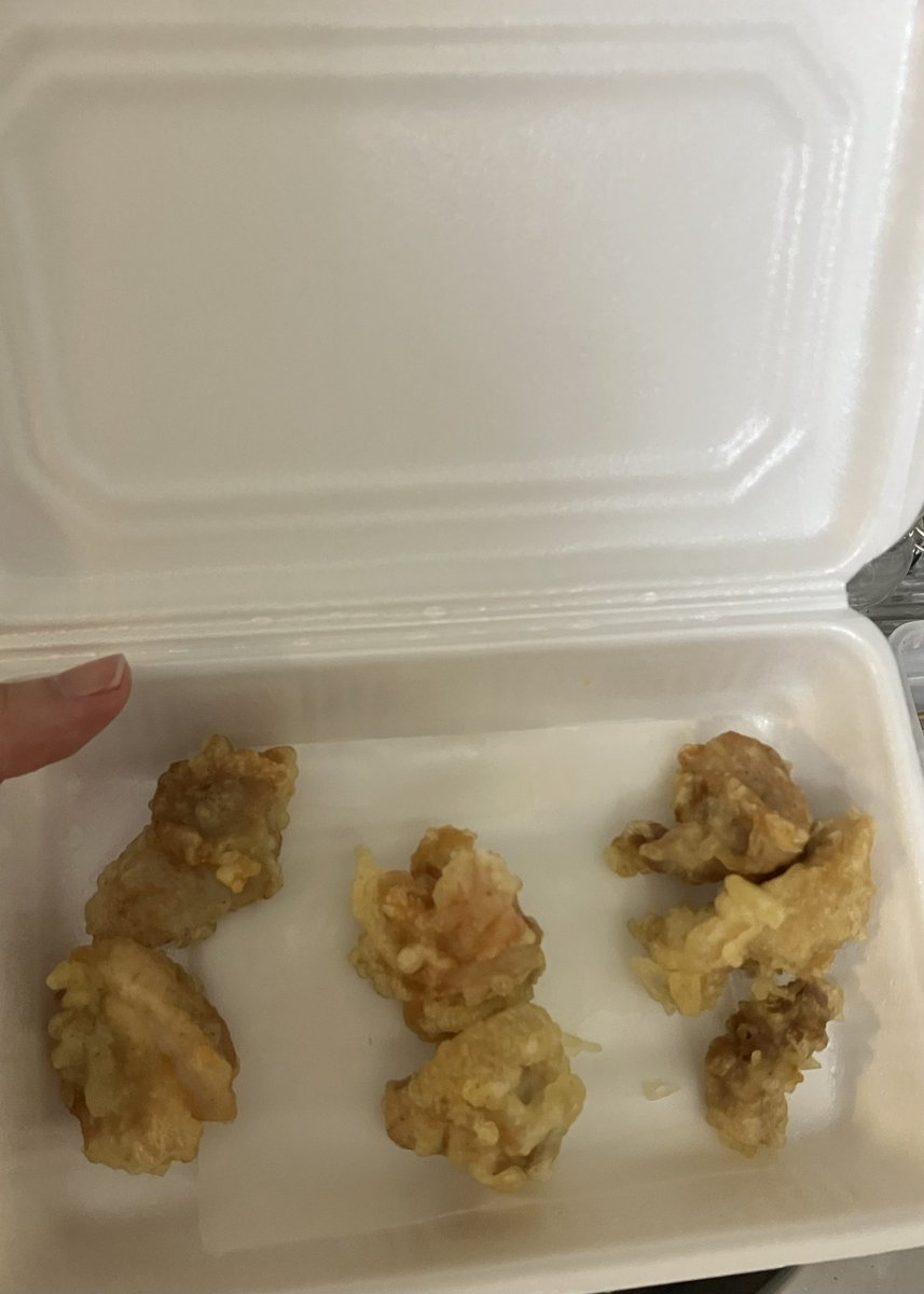 yuyuptoo's tweet photo. うどん玉がうちにあるから、うどん屋さんでスープと具だけ注文したんだけど、
これ460円のとり天、、
なんか写真じゃ伝わりにくいけどかなり小さかったんだよー！
(比較対象私の左手親指) https://t.co/uP1mun7AuM