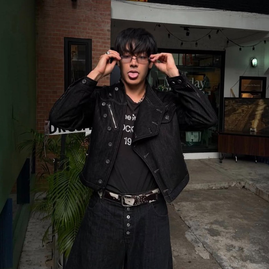 juntoself's tweet photo. good afternoon everyone, how's everyone doing today? i'm in quite a sleepy and lazy mood today, probably cause i haven't had coffee yet. i'm also still feeling quite anti social so yeah, probs will get to dms later tonight or in the next few days. stay safe and sound junation. https://t.co/5casmEsz6B