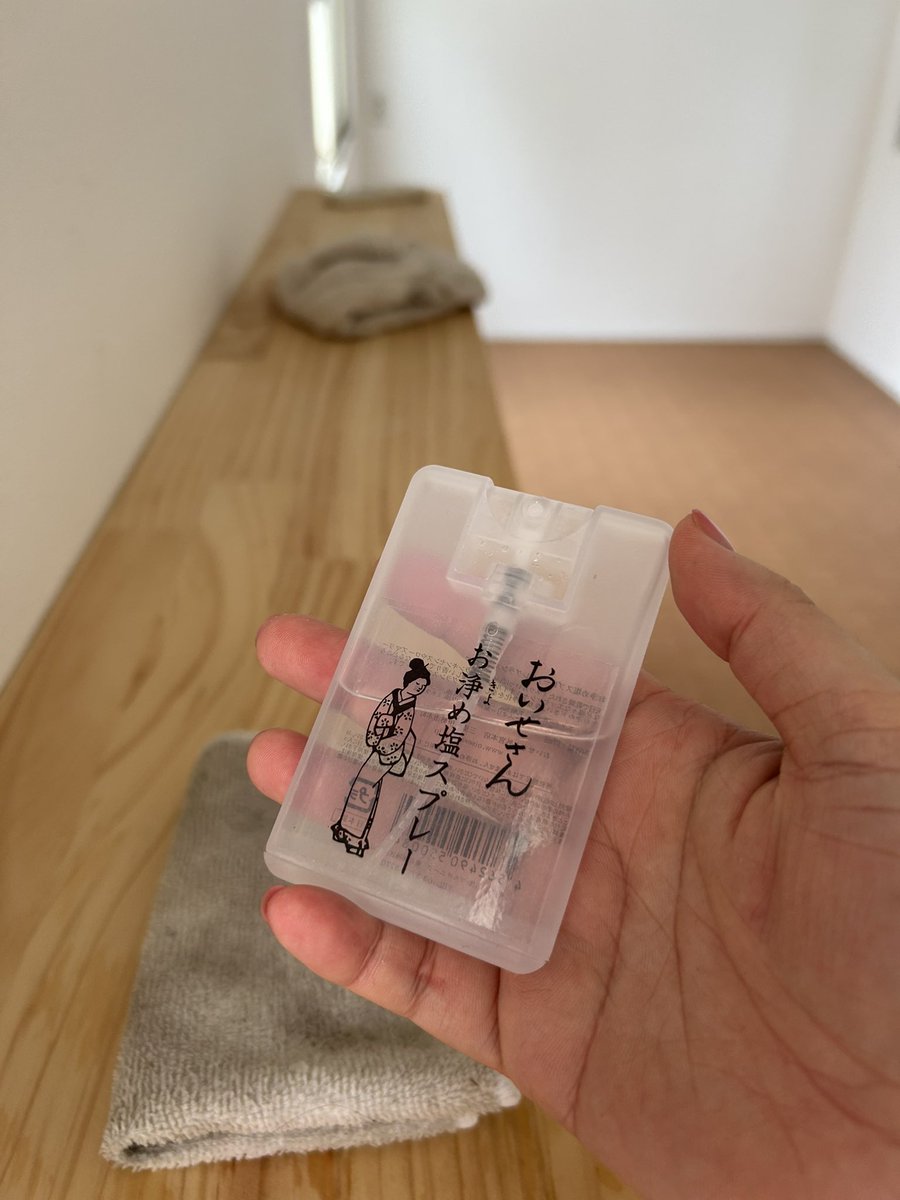 yumeyamaillust's tweet photo. 今日はコンテナ拭き掃除して来週家具を動かしてもらうのを待つのみ！
狭いからエアコンもすぐ効くし、外からわかりにくいけど中は割と広いんですよー

明日は三八市参加します☺️お散歩がてらどうぞ https://t.co/T2I0S98rll