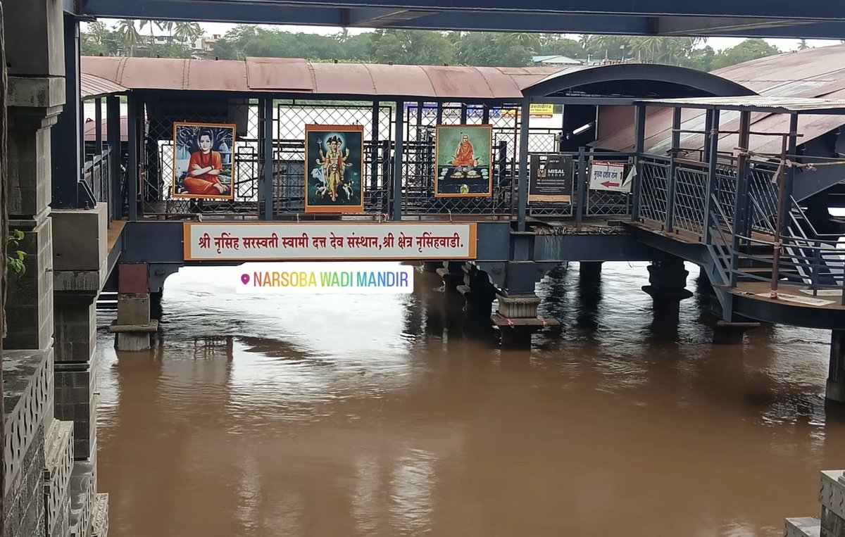 navin_ankampali's tweet photo. 🌊Krishna River Update 🌧️☔️

The main stem of the Krishna River is currently carrying around 50,000 cusecs, with support from the Warana River, while the Panchganga River is contributing another 35,000 cusecs. In addition, the Doodhganga River is discharging approximately 15,000 cusecs and the Hiranyakeshi River about 10,000 cusecs. Altogether, more than 1 lakh Cusecs floodwaters likely to reach the Almatti Dam from tomorrow.

In the pic - Narsobawadi temple in the flooding Krishna River at its confluence with the Panchganga River.