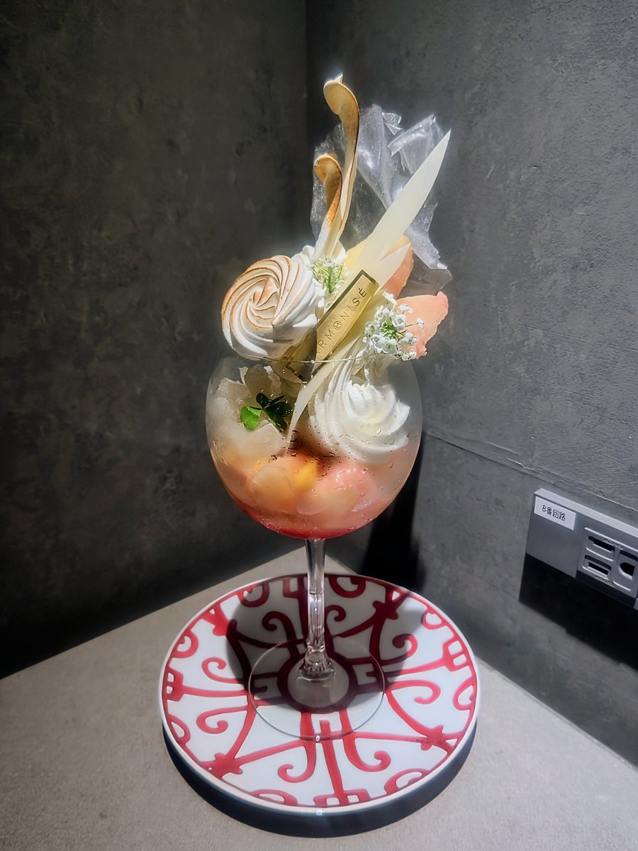 aerosmiz73's tweet photo. 7/7㈫
成城学園前「HARMONISE(アルモニゼ)」

【桃と白薔薇 白鳥の舞うパフェ】3300円
【コーヒー】680円

桃の品種
・福島県産『はつひめ』

昨日から提供開始🍑前回は赤が基調で今回は白。この桃は初めて食べたかも。甘味に酸味も少しあり柔らかかった。会計時に焼き立てフィナンシェを購入🤭 https://t.co/tck7BdOJED