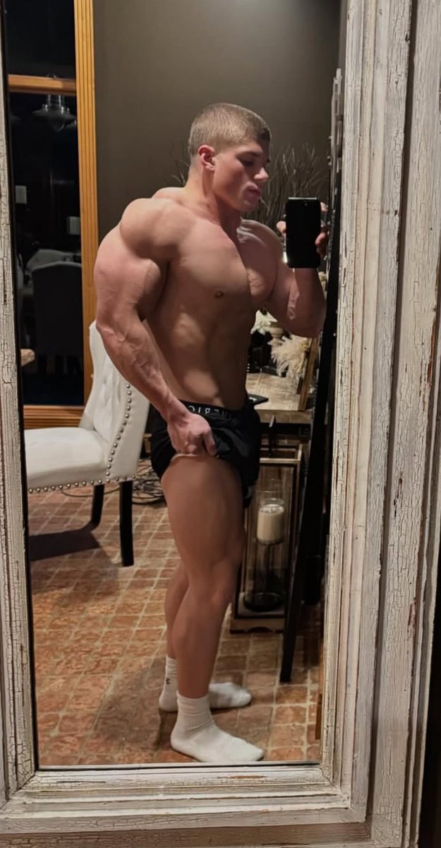 JonesCassi19692's tweet photo. Gym paid off... now tell me, are you admiring the gains or imagining the cuddles after? 😈❤️

#Findom #Alpha #cashmaster #bicep https://t.co/fC2DGqvqYR