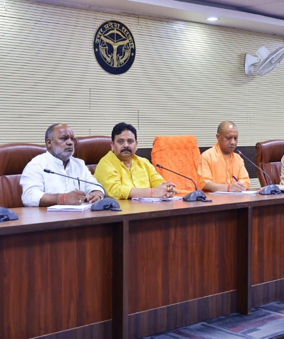 RavindraMoS_IC's tweet photo. 7 जुलाई 2026 को सर्किट हाउस सभागार, वाराणसी में प्रदेश के मुखिया मा. मुख्यमंत्री श्री MYogiAdityanath  जी के साथ वाराणसी के विकास कार्यों, निर्माण परियोजनाओं एवं कानून-व्यवस्था की समीक्षा बैठक में सम्मिलित रहा। https://t.co/1W7xPlelE3