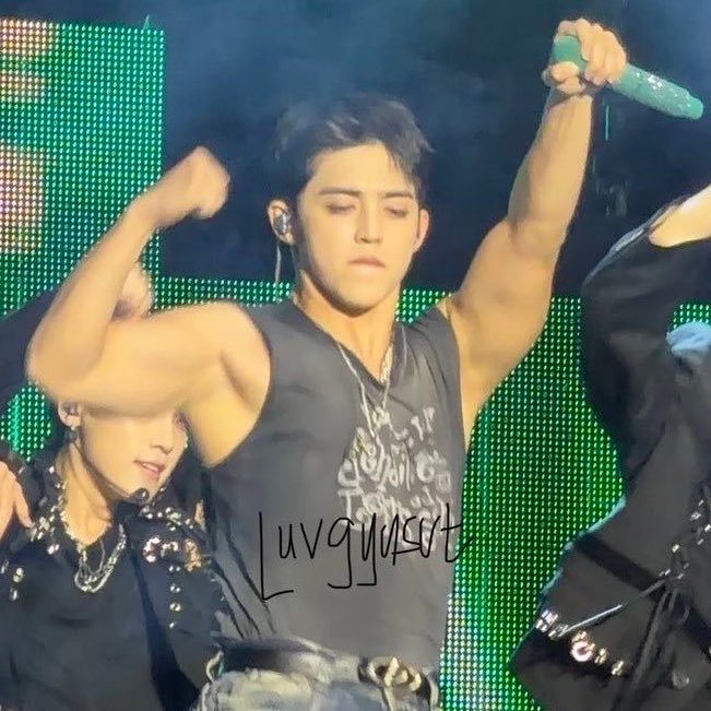 coupsistt's tweet photo. how the HELL am i supposed to go to sleep now after seeing this https://t.co/MSsWDHZ0oJ