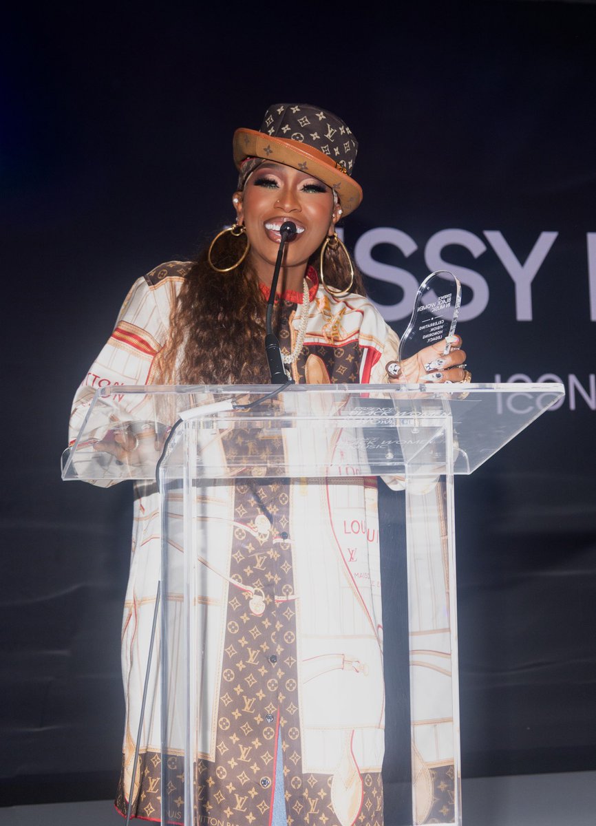 MissyElliott's tweet photo. Thank you, @Essence, for a beautiful brunch and for celebrating Black Women in Music with the other amazing women who got honored.👏🏾
A special shoutout to my Amazing sis, @TEYANATAYLOR, for presenting me with the Icon Award.(Love You)🙏🏾🫶🏾
People may wonder why I cry so much at these awards, but it’s because I truly am GRATEFUL. Over two decades in the business, it hasn’t always been easy. I’ve had to walk by faith and keep pushing many times through some tough times 🥲.But receiving these flowers shows me that my work has NOT been in vain. Hopefully my testimony can INSPIRE others who have felt like quitting to keep on MOVING be OPTIMISTIC & Believe in YOU even when some may doubt you. God is good👏🏾
I am FOREVER THANKFUL🫶🏾🙏🏾