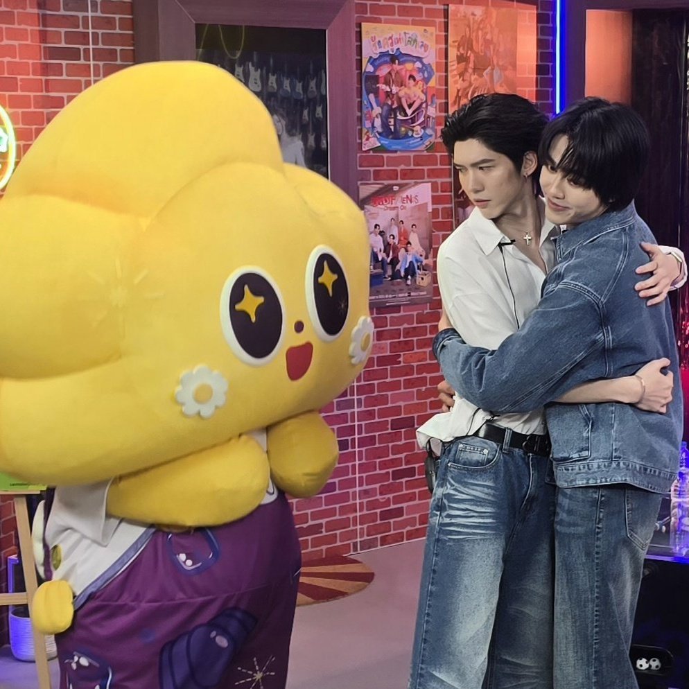 yellowglikesu's tweet photo. เด๋กับลี่กอดกัน งั้นหนุโหม่งโชว์เยย🤩☝🏻 https://t.co/IDV0dYiFfw