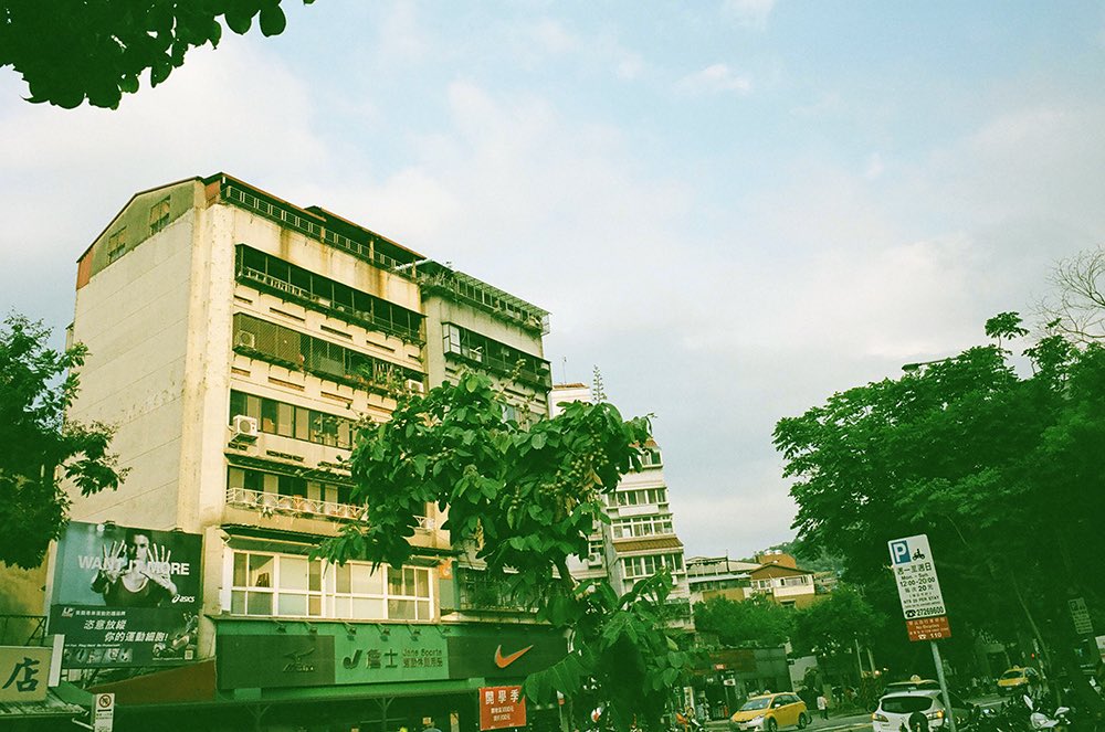 inao_toshiaki's tweet photo. WAIKIKI PHOTOGRAPH

taipei, taiwan

contax t2

street corners,

passing moments,

afternoon light.

#taipei #taiwan #contaxt2 #streetphotography #waikiki_inc_photograph https://t.co/On6UkQHHle