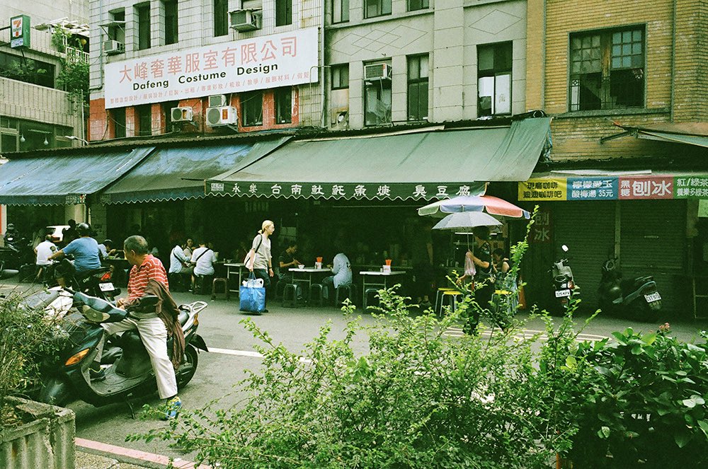 inao_toshiaki's tweet photo. WAIKIKI PHOTOGRAPH

taipei, taiwan

contax t2

street corners,

passing moments,

afternoon light.

#taipei #taiwan #contaxt2 #streetphotography #waikiki_inc_photograph https://t.co/On6UkQHHle