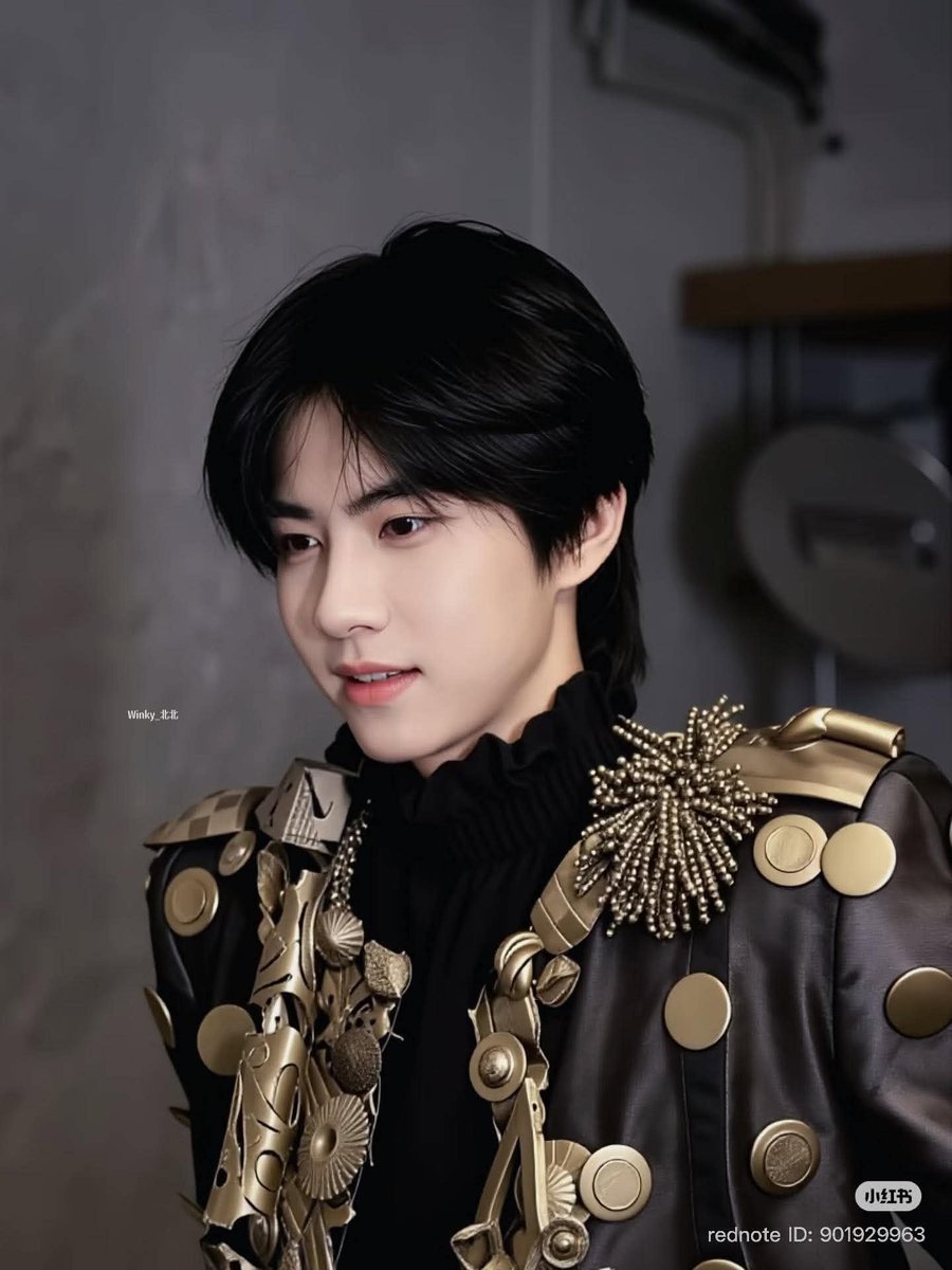 Zzwlzzc's tweet photo. Liu XuanCheng's remarkable elegance, tall silhouette, handsome visuals, and genuine kindness perfectly complement the creativity and artistry of every runway collection.
#LiuXuanChengPFW
#LiuXuanChengHCW27
#LiuXuanChengxRonaldVanDerKemp https://t.co/yMxv3lt9bV