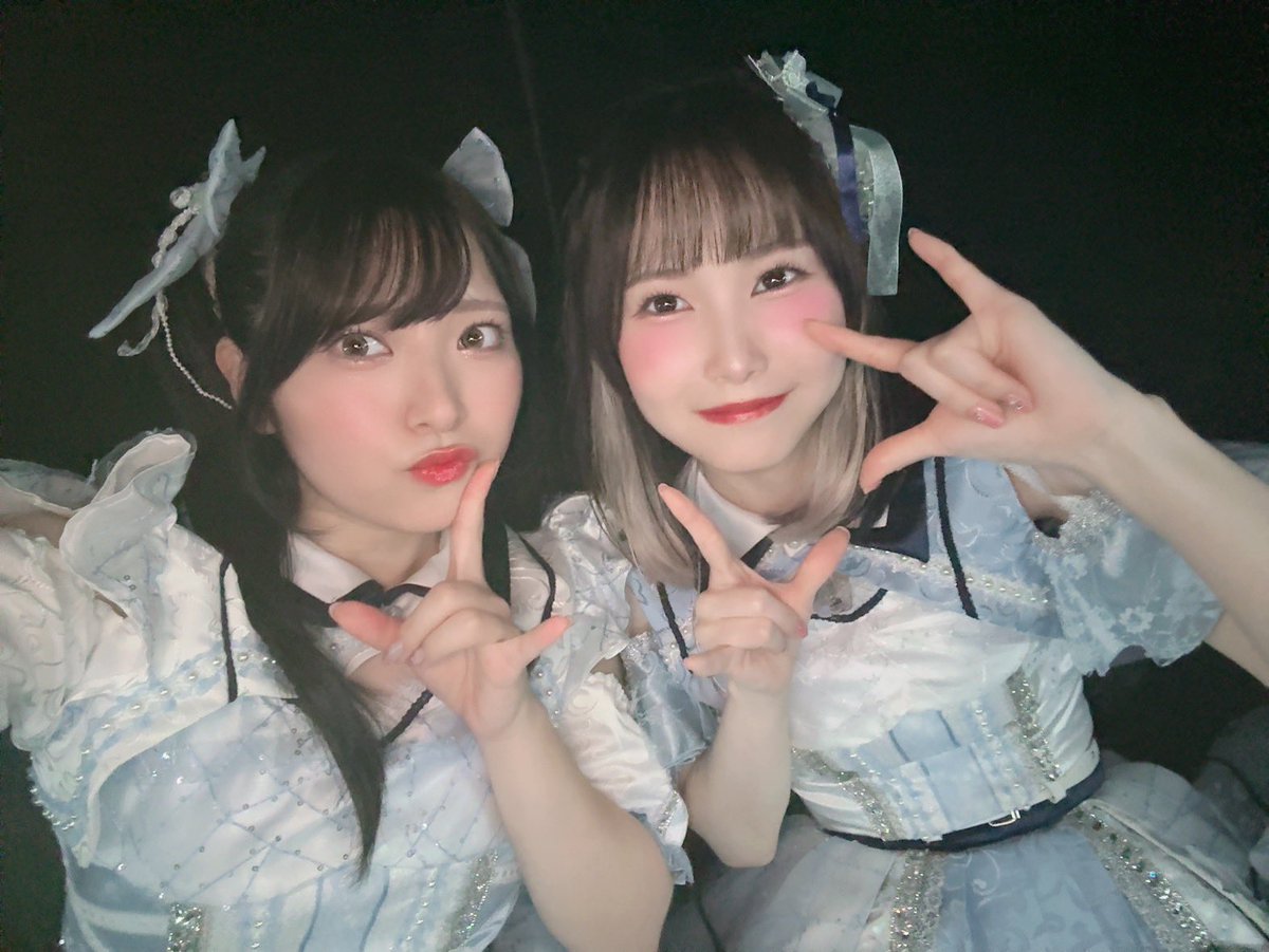 HN_TMGI_'s tweet photo. あかねちゃん♡イヴと梨沙のやりとりが多かったりゲネも本番も控えがお隣だったりでいっぱい喋れた！はじめての舞台で大変なこともあっただろうけど、どうやったら可愛く動けますか！？と聞いてきてくれたり素直にたくさん吸収していく姿が素敵だった🥰ありがとう！

ひなちゃん♡もともと天才であり努力家なのは知っていたけど、それが100%発揮された立ち居振る舞いだったな…初舞台うそでしょってくらい舞台での表現が豊富で、こういうことやってみたい！って提案もたくさんしてくれてほんとにすごい！
またさらに仲良くなれた気がしたよ♡ありがとう♡

#デレミュオブザデッド_観劇レポート
