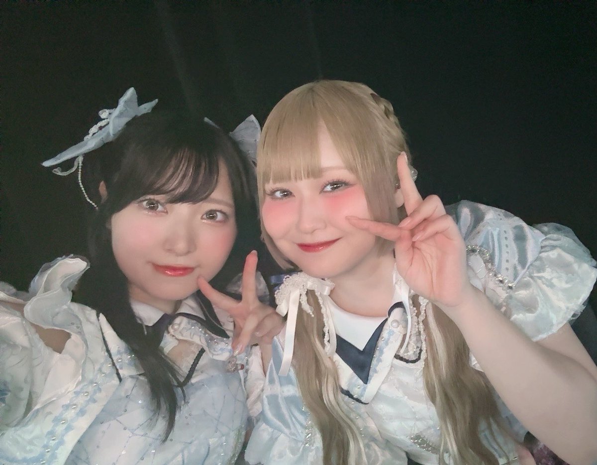 HN_TMGI_'s tweet photo. あかねちゃん♡イヴと梨沙のやりとりが多かったりゲネも本番も控えがお隣だったりでいっぱい喋れた！はじめての舞台で大変なこともあっただろうけど、どうやったら可愛く動けますか！？と聞いてきてくれたり素直にたくさん吸収していく姿が素敵だった🥰ありがとう！

ひなちゃん♡もともと天才であり努力家なのは知っていたけど、それが100%発揮された立ち居振る舞いだったな…初舞台うそでしょってくらい舞台での表現が豊富で、こういうことやってみたい！って提案もたくさんしてくれてほんとにすごい！
またさらに仲良くなれた気がしたよ♡ありがとう♡

#デレミュオブザデッド_観劇レポート
