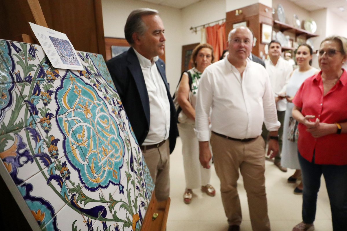pp_talavera's tweet photo. El alcalde, José Julián Gregorio, junto al secretario general del Partido Popular, Miguel Ángel Tellado; el presidente del PP de Castilla-La Mancha, Paco Núñez; y la presidenta de la Diputación de Toledo, Concepción Cedillo, ha visitado Cerámica San Ginés. https://t.co/b4CkvsVWo6