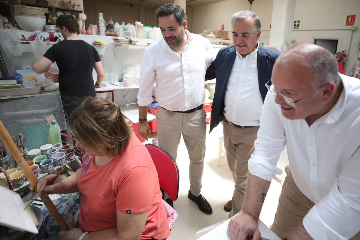 pp_talavera's tweet photo. El alcalde, José Julián Gregorio, junto al secretario general del Partido Popular, Miguel Ángel Tellado; el presidente del PP de Castilla-La Mancha, Paco Núñez; y la presidenta de la Diputación de Toledo, Concepción Cedillo, ha visitado Cerámica San Ginés. https://t.co/b4CkvsVWo6