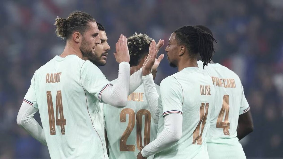Corrompu__'s tweet photo. C’est tellement le maillot du siecle on se rend pas compte il est trop incroyable https://t.co/VE8RTXU2Gz