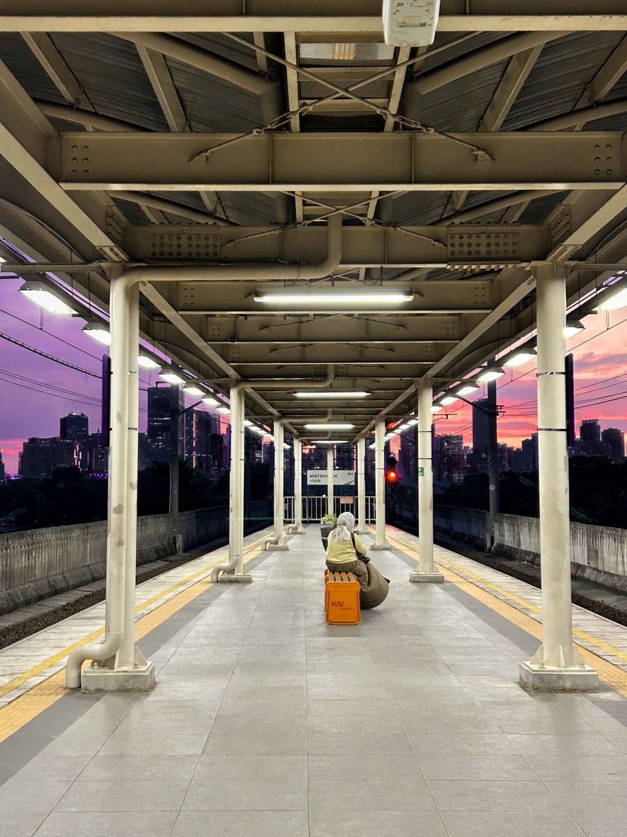 Syahfarhan10's tweet photo. Fallin in love banget sama stasiun Matraman🤩✨ https://t.co/S3yHoTkpor